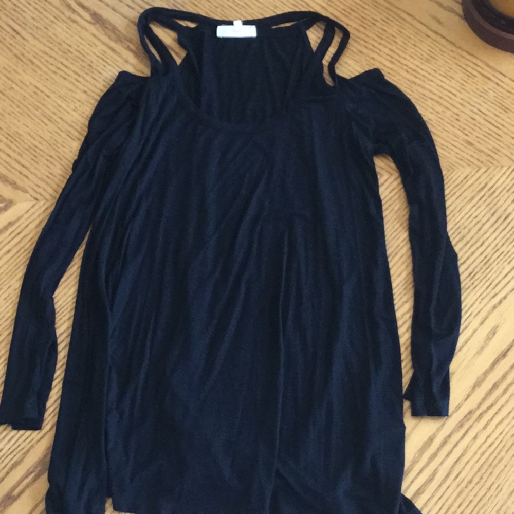 Peek-a-boo shoulder long sleeve